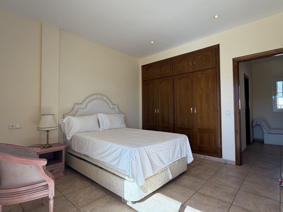 4 sypialnia Willa na sprzedaż w Estepona z basenem garażem - 950 000 € (Ref: 10101309)