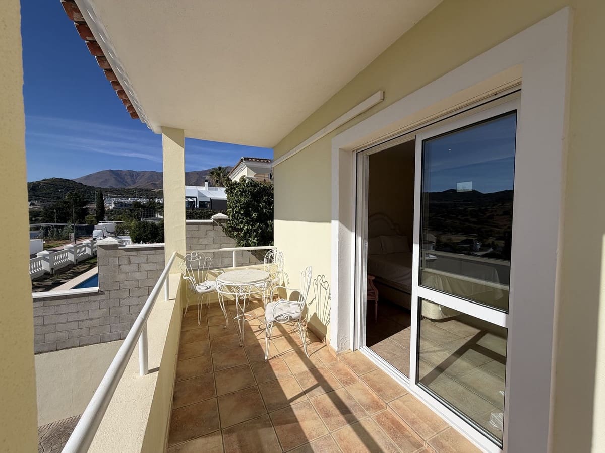 4 sypialnia Willa na sprzedaż w Estepona z basenem garażem - 950 000 € (Ref: 10101309)