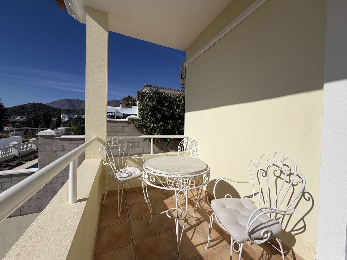 4 sypialnia Willa na sprzedaż w Estepona z basenem garażem - 950 000 € (Ref: 10101309)