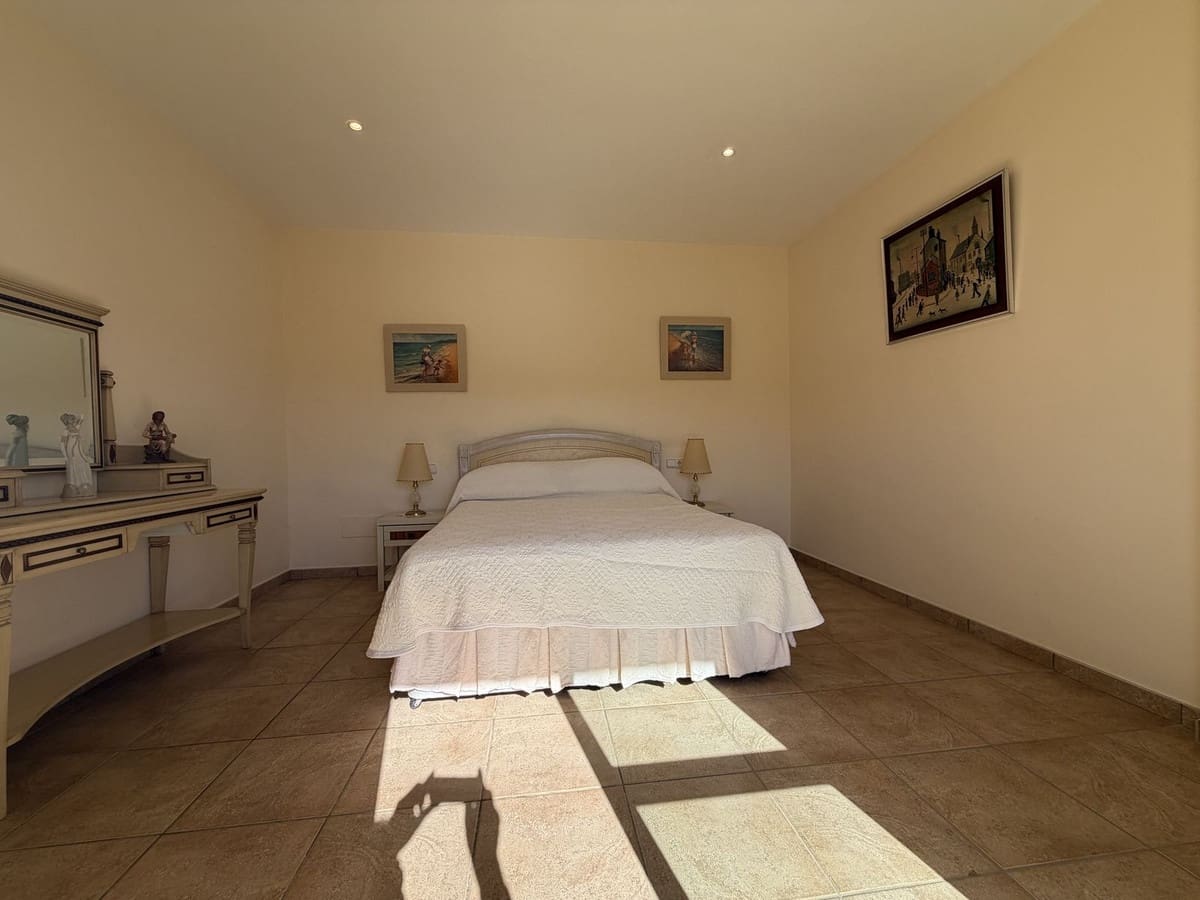 4 sypialnia Willa na sprzedaż w Estepona z basenem garażem - 950 000 € (Ref: 10101309)