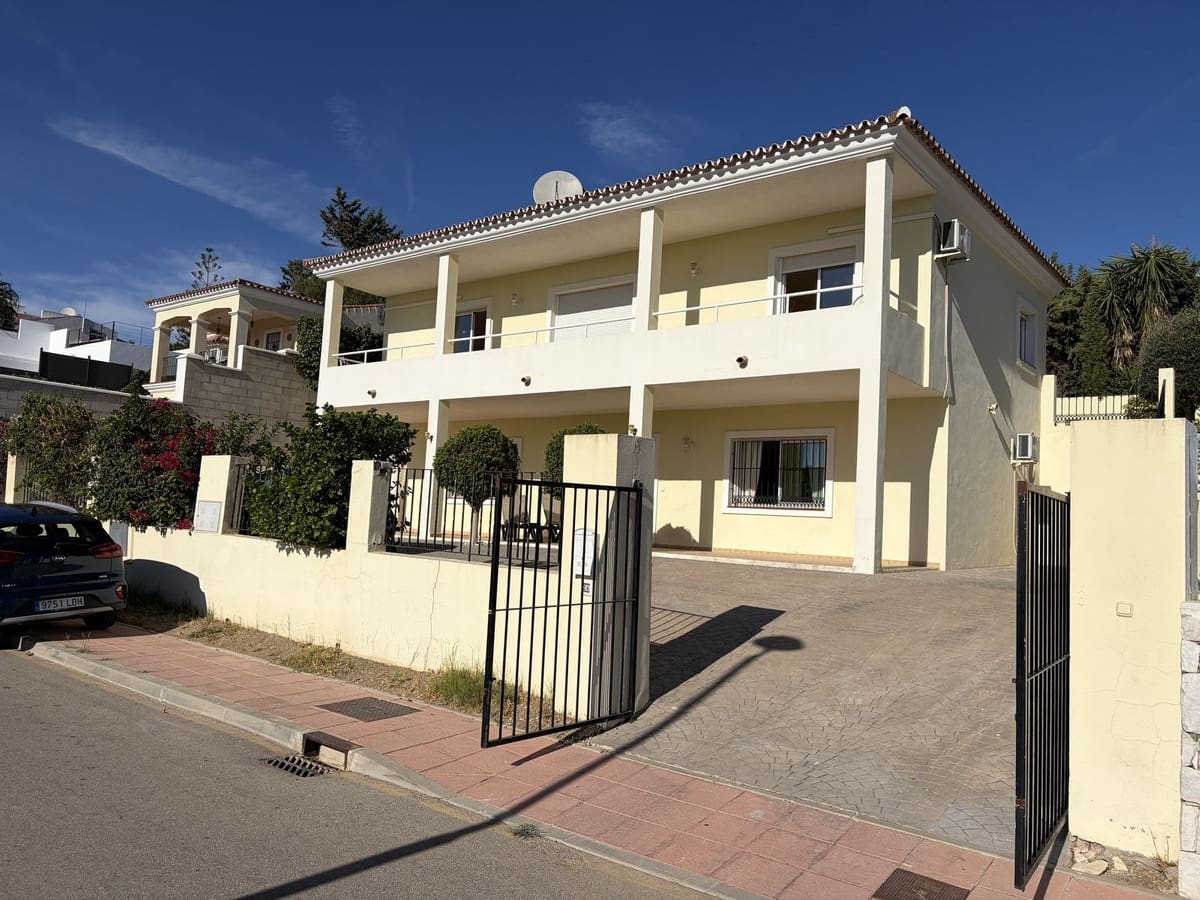4 sypialnia Willa na sprzedaż w Estepona z basenem garażem - 950 000 € (Ref: 10101309)