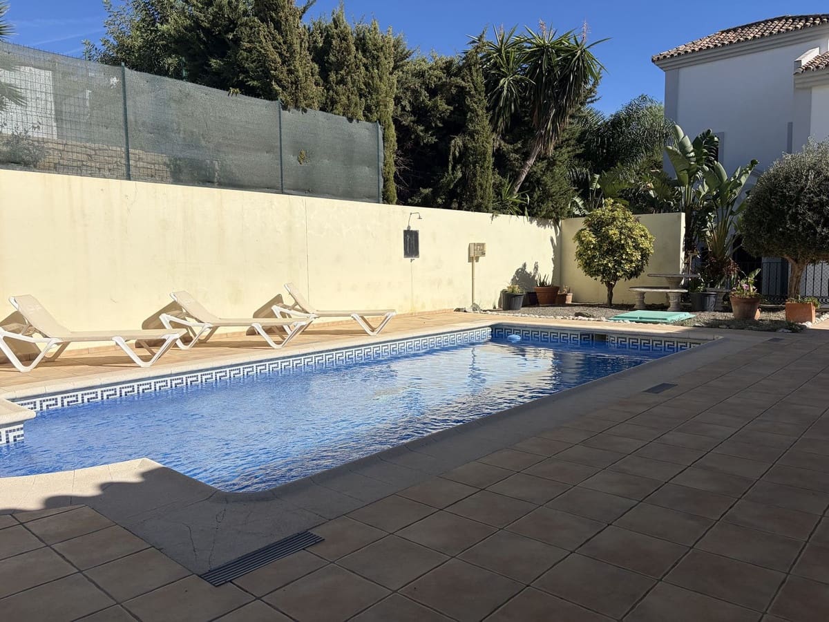 4 sypialnia Willa na sprzedaż w Estepona z basenem garażem - 950 000 € (Ref: 10101309)