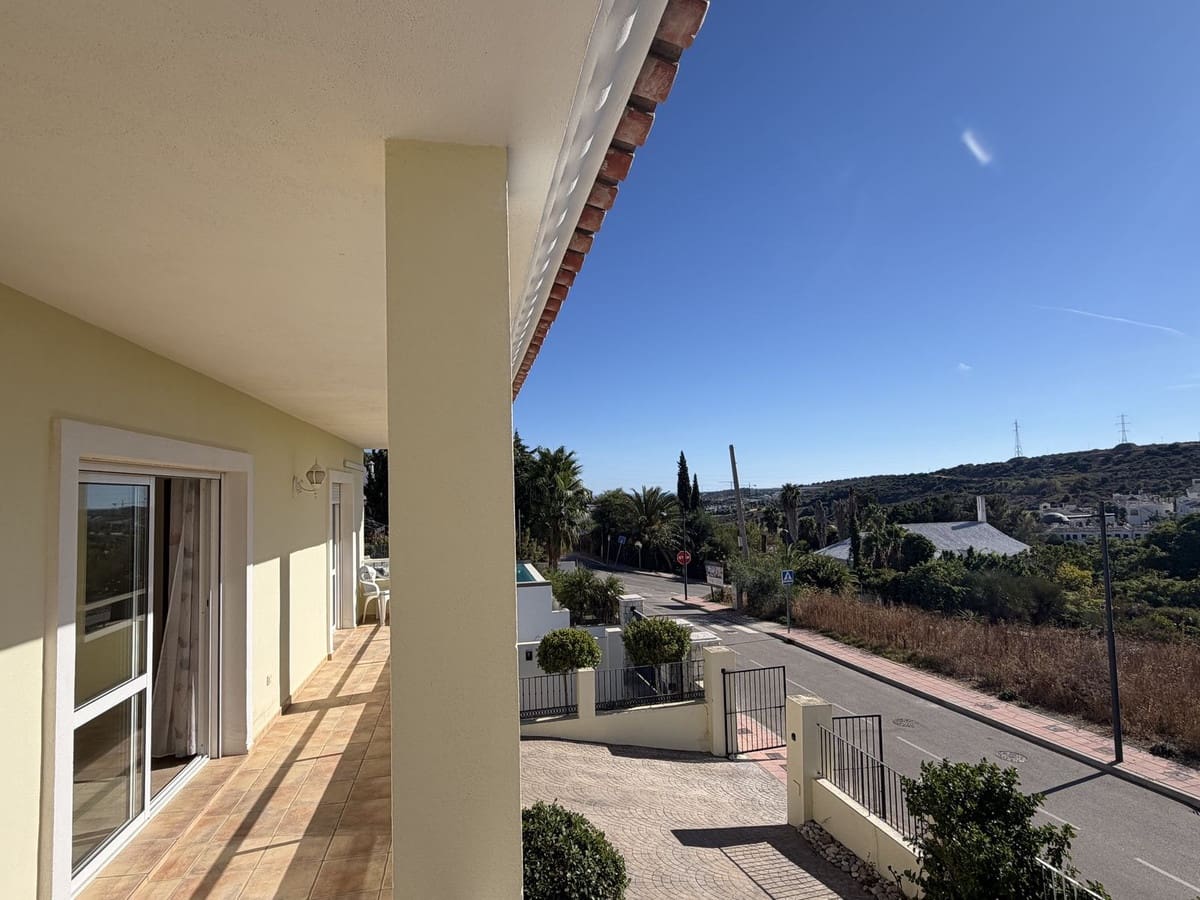 4 sypialnia Willa na sprzedaż w Estepona z basenem garażem - 950 000 € (Ref: 10101309)