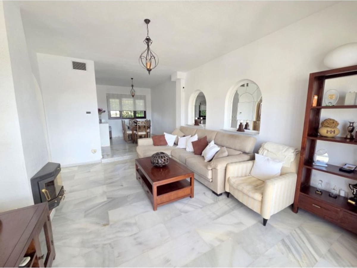 3 soverom Hus til salgs i La Duquesa / Puerto de la Duquesa med svømmebasseng - € 549 000 (Ref: 10101320)