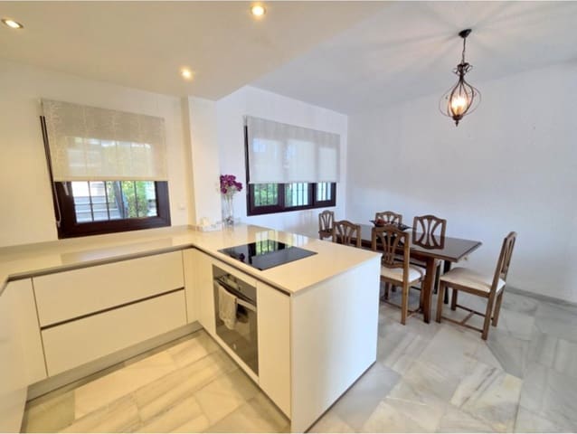 3 soverom Hus til salgs i La Duquesa / Puerto de la Duquesa, Manilva med svømmebasseng - € 549 000 (Ref: 10101320)