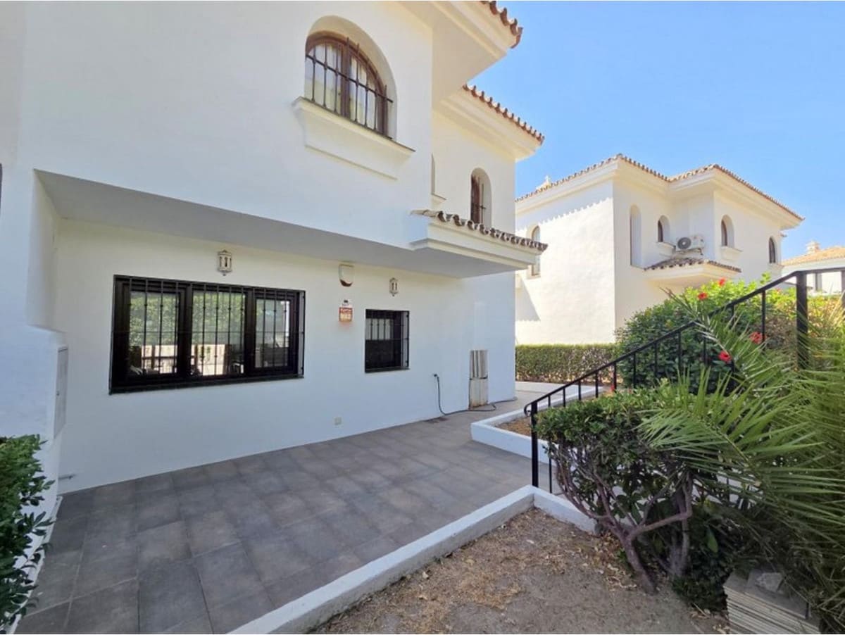 3 soverom Hus til salgs i La Duquesa / Puerto de la Duquesa med svømmebasseng - € 549 000 (Ref: 10101320)