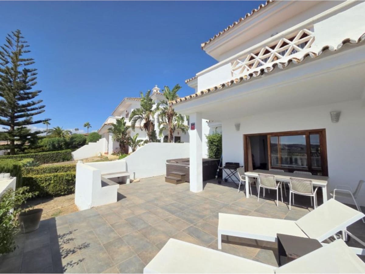 3 soverom Hus til salgs i La Duquesa / Puerto de la Duquesa med svømmebasseng - € 549 000 (Ref: 10101320)