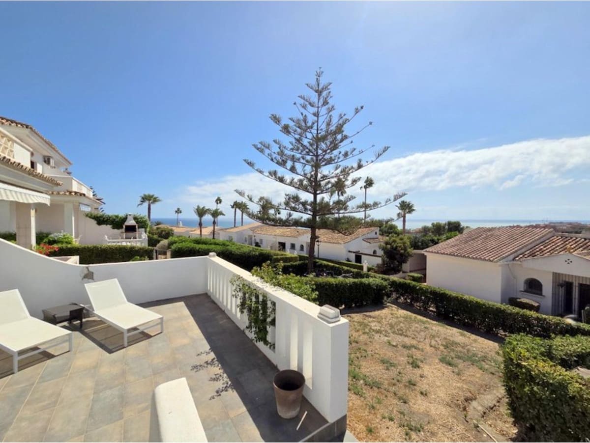 3 soverom Hus til salgs i La Duquesa / Puerto de la Duquesa med svømmebasseng - € 549 000 (Ref: 10101320)