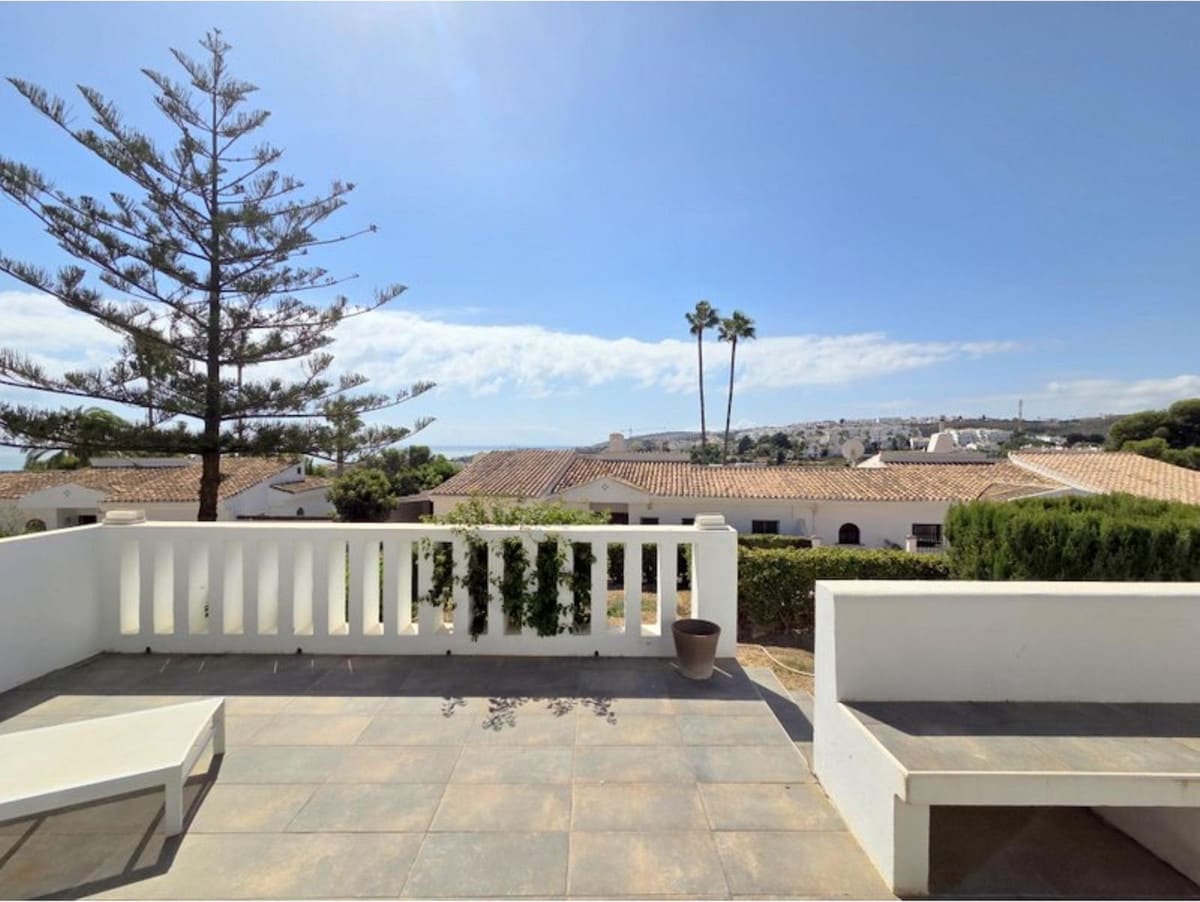 3 soverom Hus til salgs i La Duquesa / Puerto de la Duquesa med svømmebasseng - € 549 000 (Ref: 10101320)