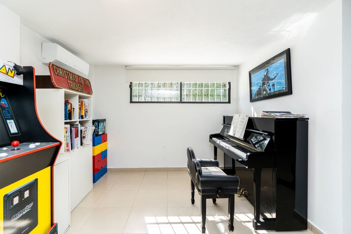 5 sovrum Villa till salu i El Paraiso med pool garage - 1 399 500 € (Ref: 10118466)