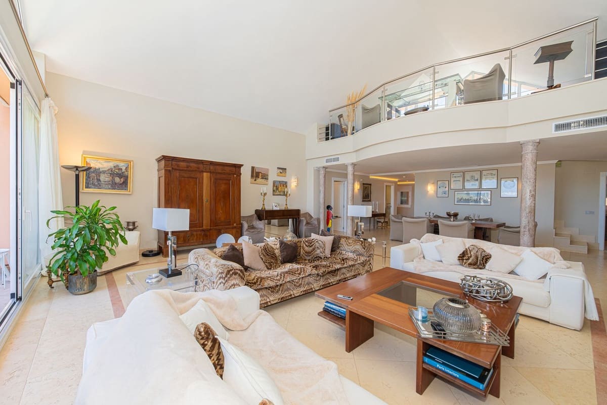 Apartamento de 3 habitaciones en Nueva Andalucia en venta con piscina - 2.495.000 € (Ref: 10118467)