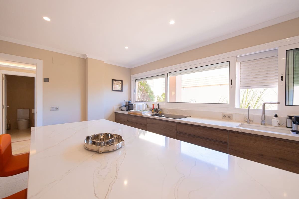 Apartamento de 3 habitaciones en Nueva Andalucia en venta con piscina - 2.495.000 € (Ref: 10118467)