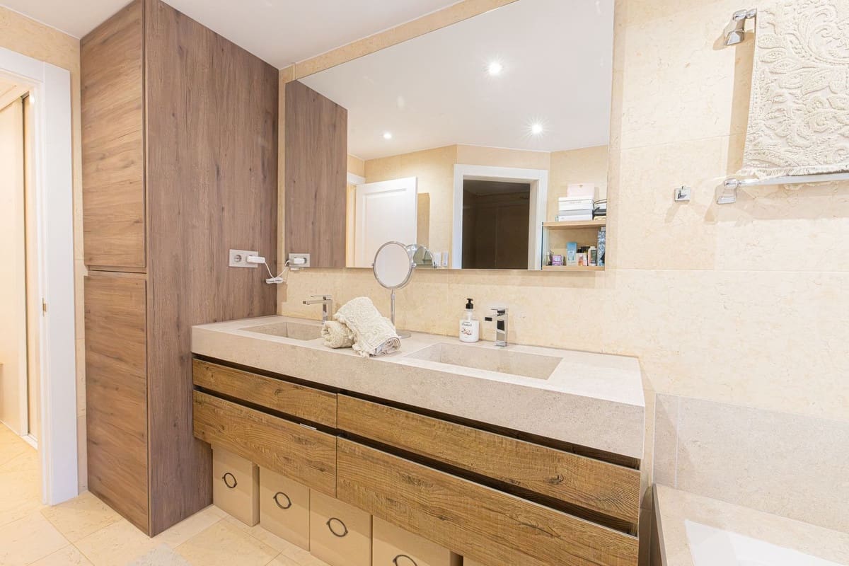 Apartamento de 3 habitaciones en Nueva Andalucia en venta con piscina - 2.495.000 € (Ref: 10118467)