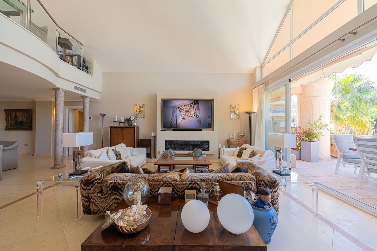 Apartamento de 3 habitaciones en Nueva Andalucia en venta con piscina - 2.495.000 € (Ref: 10118467)