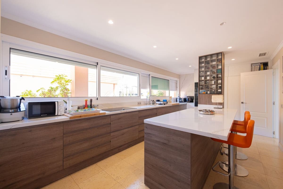 Apartamento de 3 habitaciones en Nueva Andalucia en venta con piscina - 2.495.000 € (Ref: 10118467)