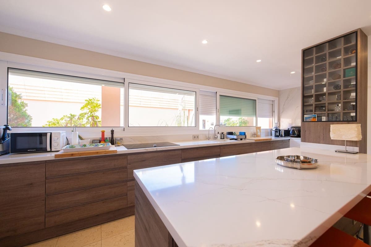 Apartamento de 3 habitaciones en Nueva Andalucia en venta con piscina - 2.495.000 € (Ref: 10118467)