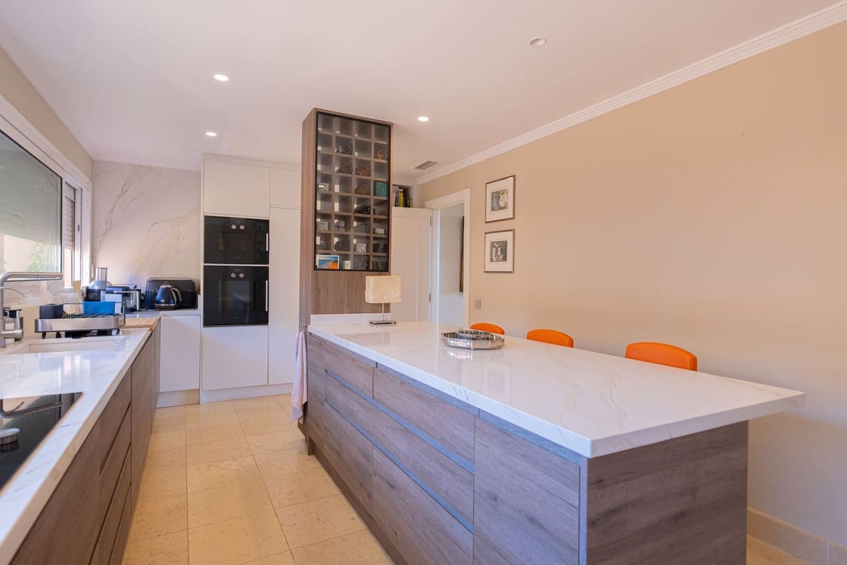Apartamento de 3 habitaciones en Nueva Andalucia en venta con piscina - 2.495.000 € (Ref: 10118467)