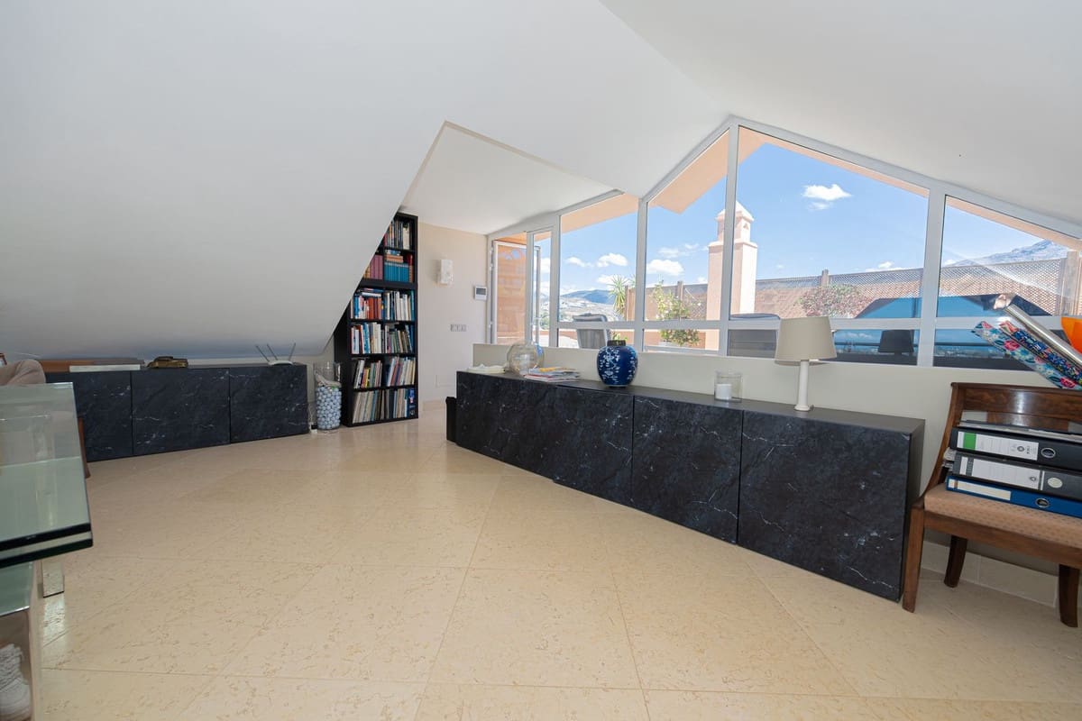 Apartamento de 3 habitaciones en Nueva Andalucia en venta con piscina - 2.495.000 € (Ref: 10118467)