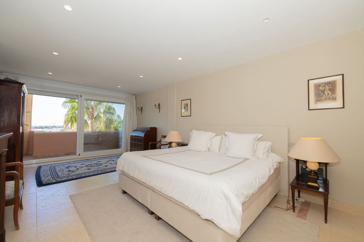Apartamento de 3 habitaciones en Nueva Andalucia en venta con piscina - 2.495.000 € (Ref: 10118467)