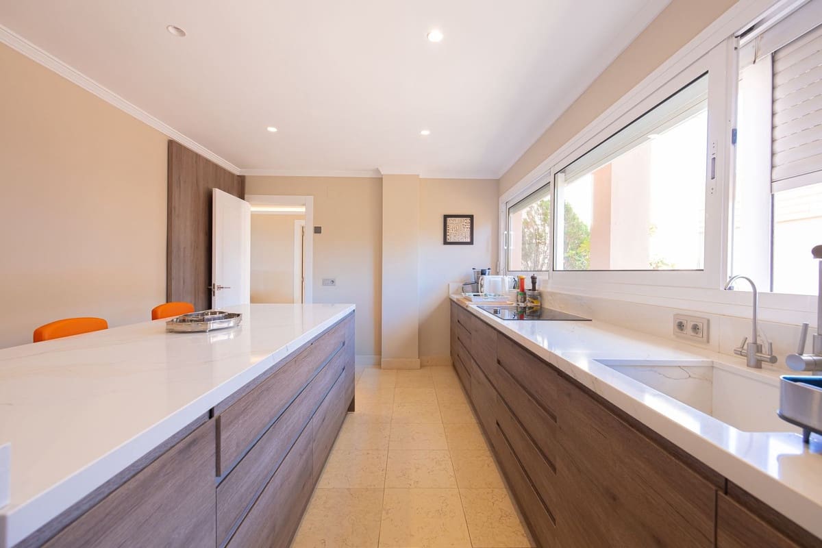 Apartamento de 3 habitaciones en Nueva Andalucia en venta con piscina - 2.495.000 € (Ref: 10118467)