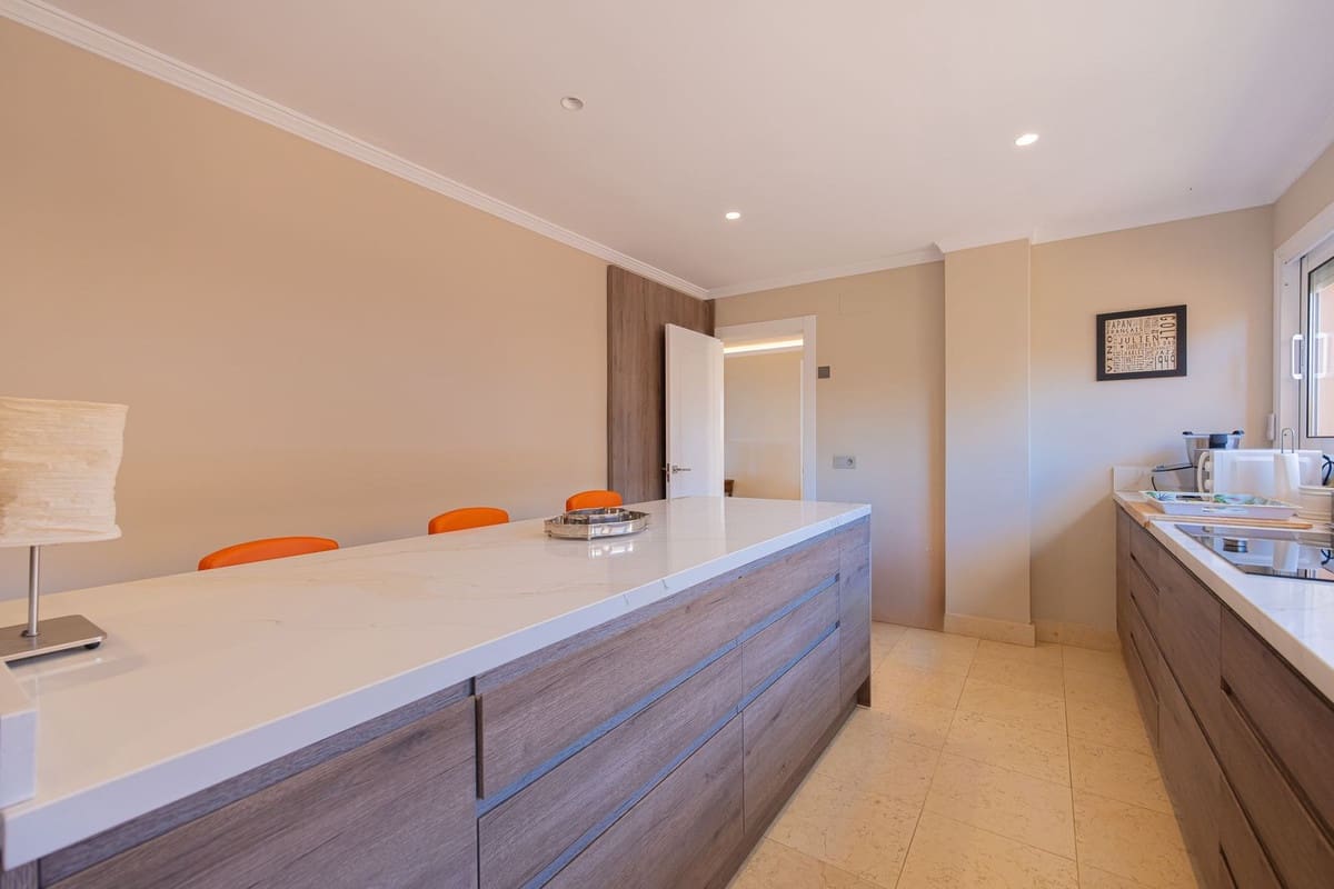 Apartamento de 3 habitaciones en Nueva Andalucia en venta con piscina - 2.495.000 € (Ref: 10118467)