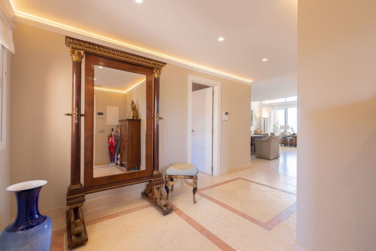 Apartamento de 3 habitaciones en Nueva Andalucia en venta con piscina - 2.495.000 € (Ref: 10118467)