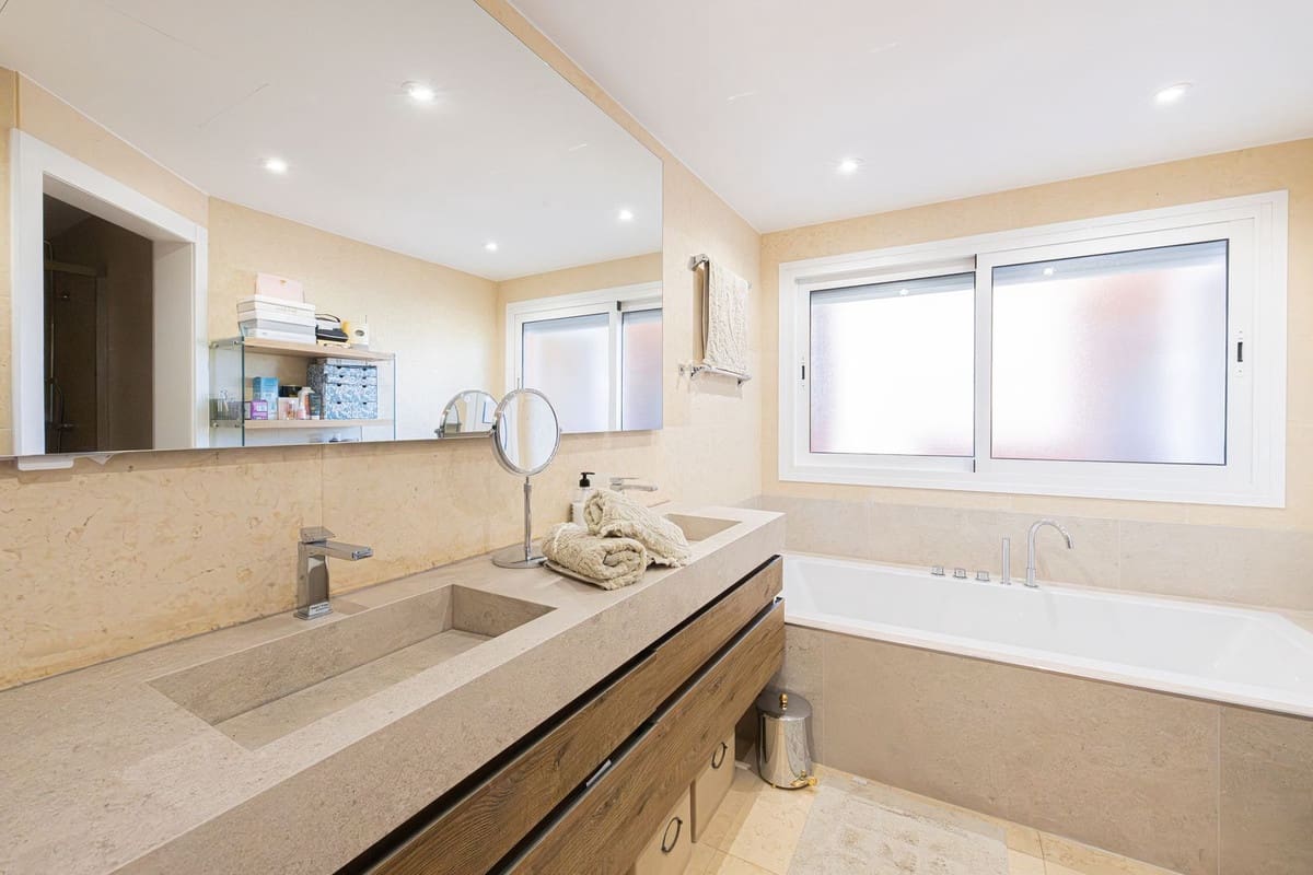 Apartamento de 3 habitaciones en Nueva Andalucia en venta con piscina - 2.495.000 € (Ref: 10118467)