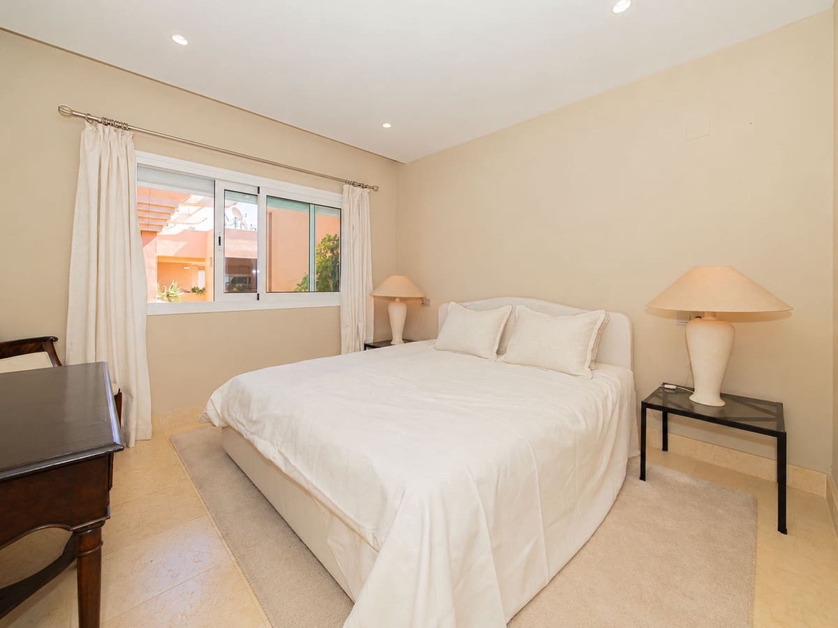 Apartamento de 3 habitaciones en Nueva Andalucia en venta con piscina - 2.495.000 € (Ref: 10118467)