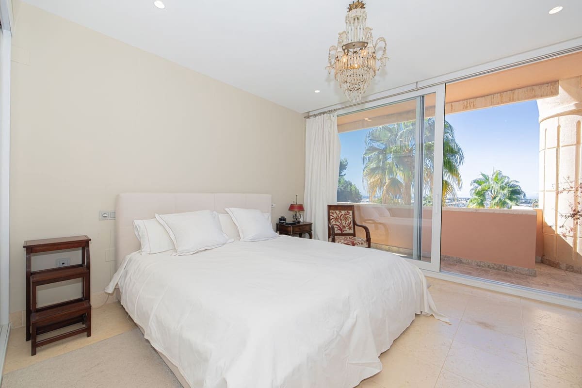 Apartamento de 3 habitaciones en Nueva Andalucia en venta con piscina - 2.495.000 € (Ref: 10118467)