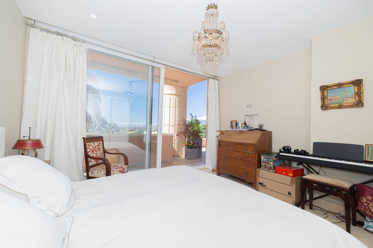 Apartamento de 3 habitaciones en Nueva Andalucia en venta con piscina - 2.495.000 € (Ref: 10118467)