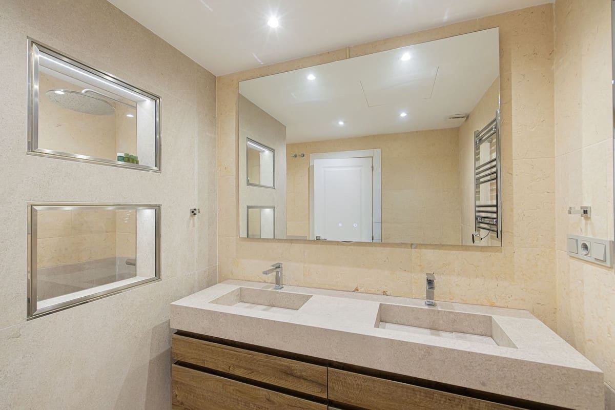 Apartamento de 3 habitaciones en Nueva Andalucia en venta con piscina - 2.495.000 € (Ref: 10118467)