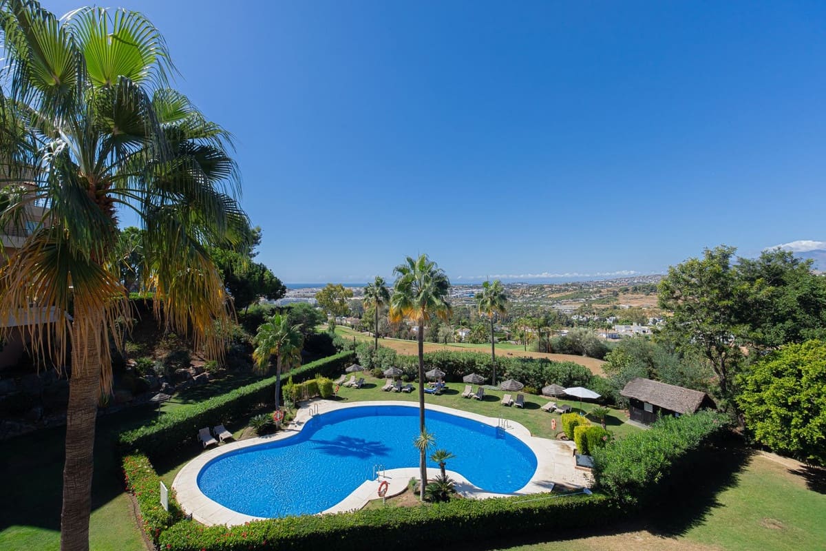 Apartamento de 3 habitaciones en Nueva Andalucia en venta con piscina - 2.495.000 € (Ref: 10118467)