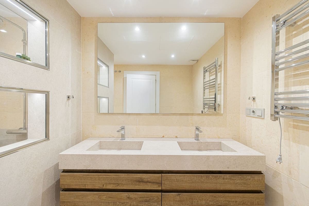 Apartamento de 3 habitaciones en Nueva Andalucia en venta con piscina - 2.495.000 € (Ref: 10118467)