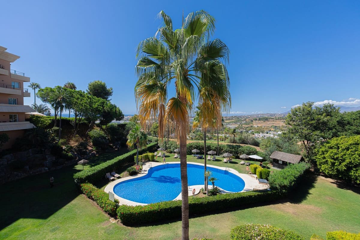 Apartamento de 3 habitaciones en Nueva Andalucia en venta con piscina - 2.495.000 € (Ref: 10118467)
