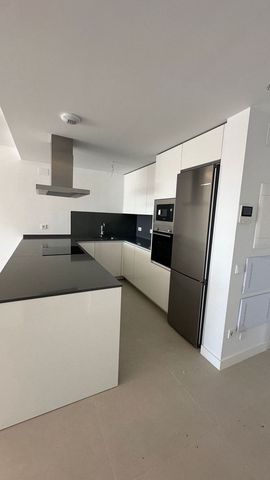 Apartamento de 2 habitaciones en Estepona en venta con piscina garaje - 675.000 € (Ref: 10118470)