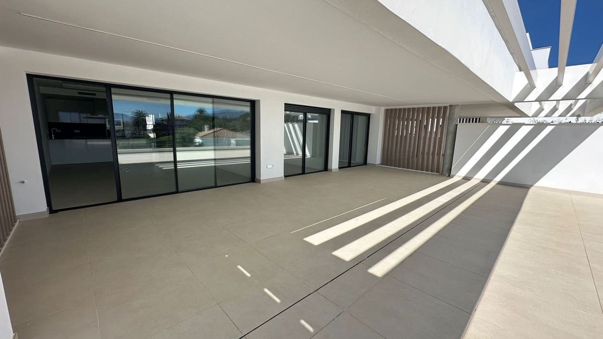 Apartamento de 2 habitaciones en Estepona en venta con piscina garaje - 675.000 € (Ref: 10118470)