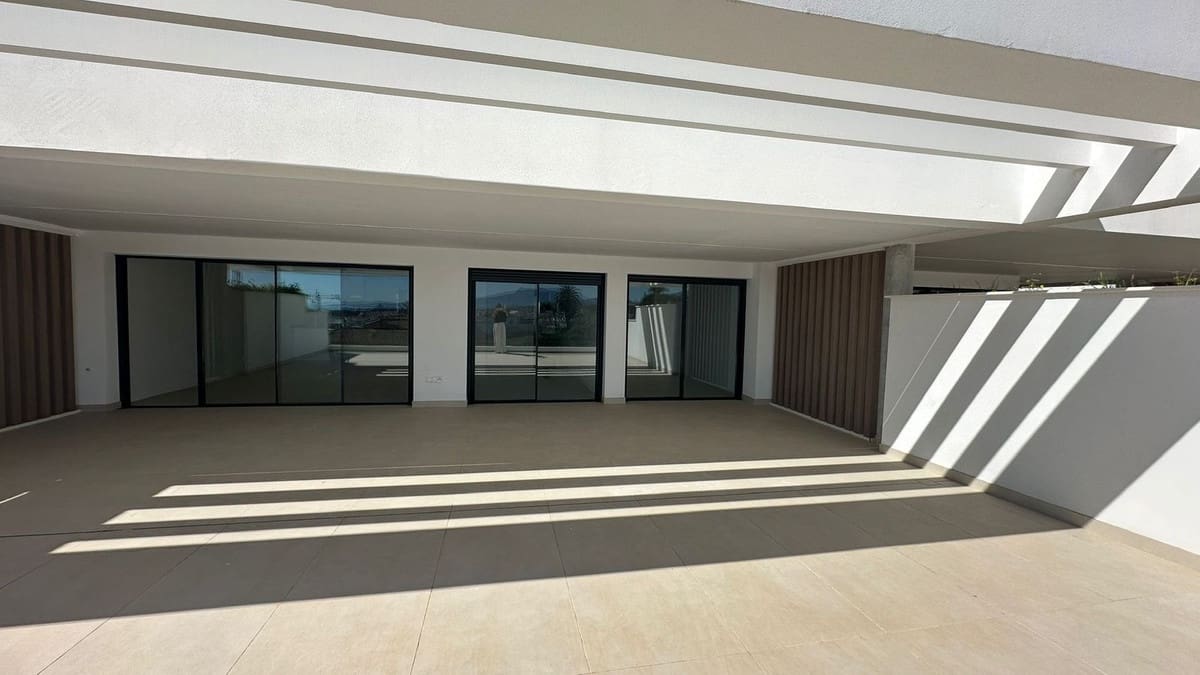 Apartamento de 2 habitaciones en Estepona en venta con piscina garaje - 675.000 € (Ref: 10118470)
