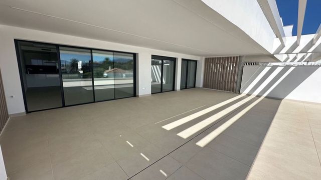 Apartamento de 2 habitaciones en Estepona en venta con piscina garaje - 675.000 € (Ref: 10118470)