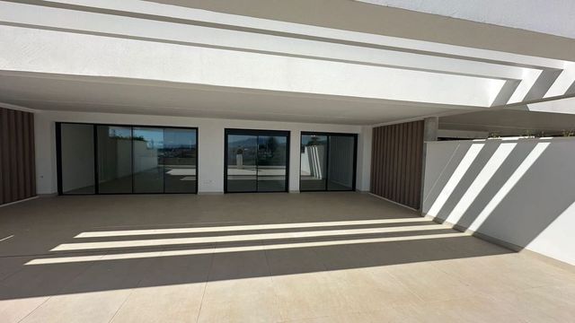 Apartamento de 2 habitaciones en Estepona en venta con piscina garaje - 675.000 € (Ref: 10118470)