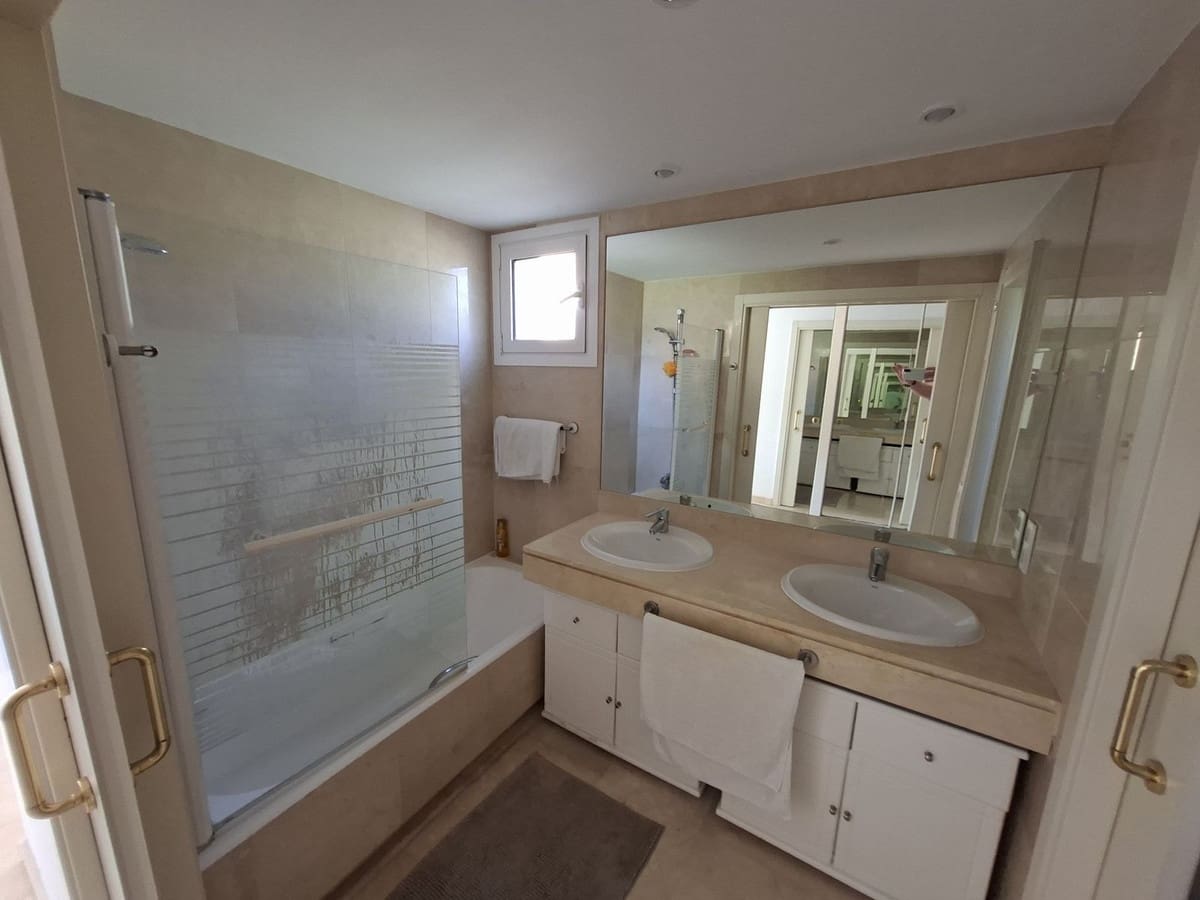 2 bedroom Apartment for sale in La Duquesa / Puerto de la Duquesa with pool garage - € 620,000 (Ref: 10120942)