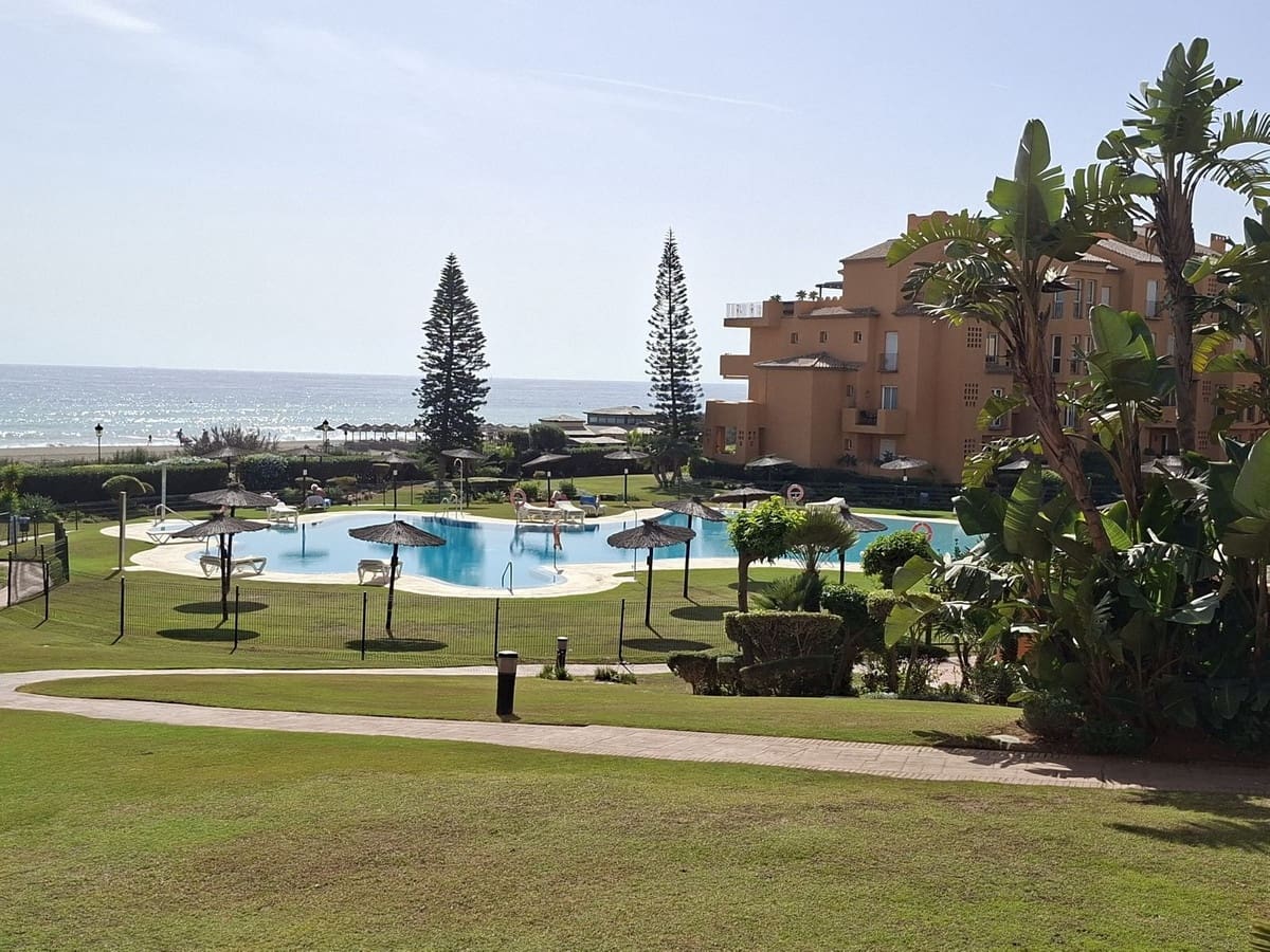 2 bedroom Apartment for sale in La Duquesa / Puerto de la Duquesa with pool garage - € 620,000 (Ref: 10120942)