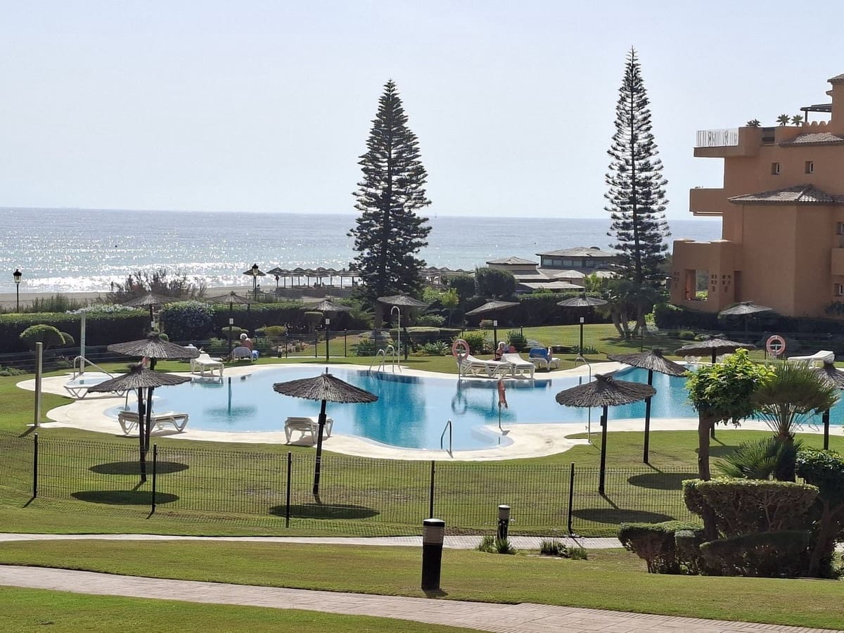 2 bedroom Apartment for sale in La Duquesa / Puerto de la Duquesa with pool garage - € 620,000 (Ref: 10120942)