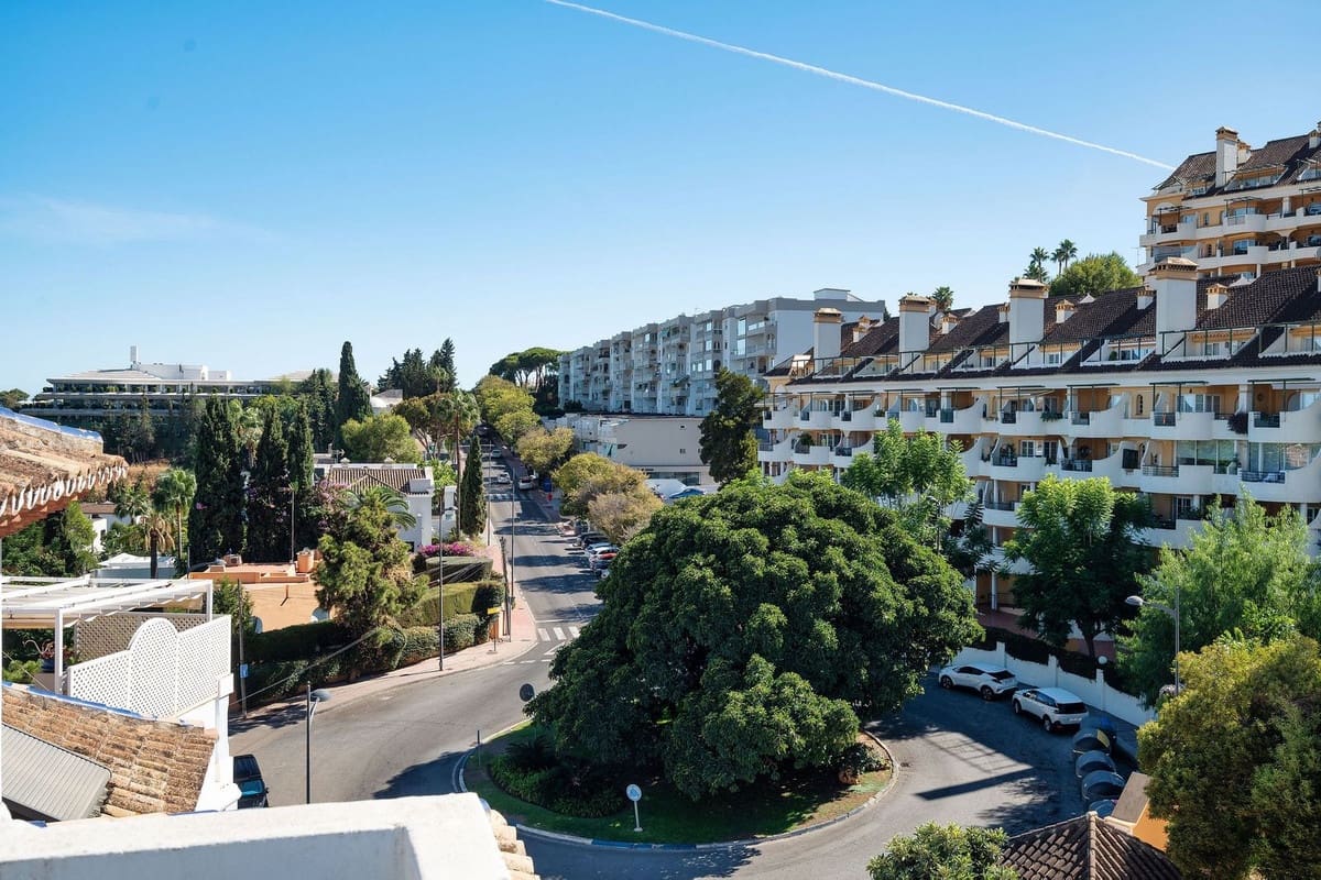 3 bedroom Apartment for sale in Nueva Andalucia with pool garage - € 829,000 (Ref: 10120947)