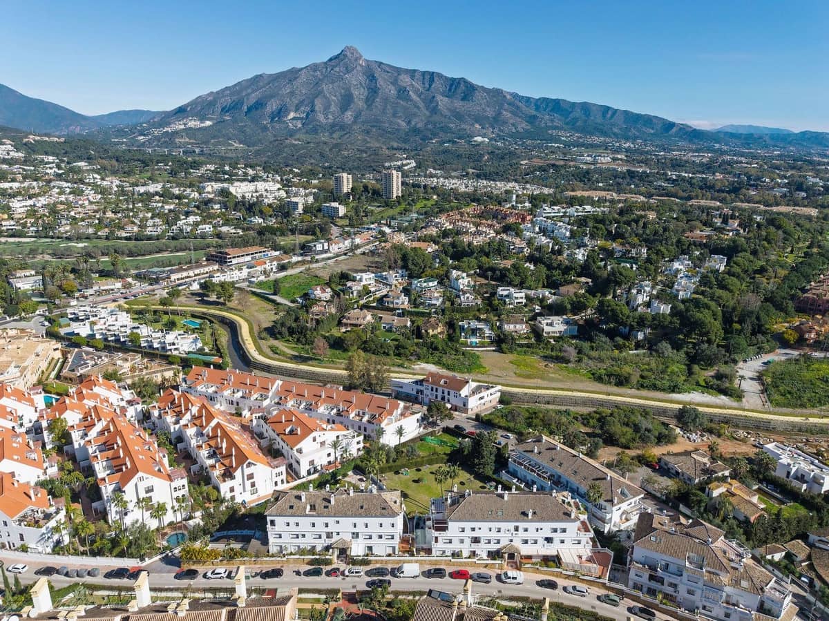 3 bedroom Apartment for sale in Nueva Andalucia with pool garage - € 829,000 (Ref: 10120947)