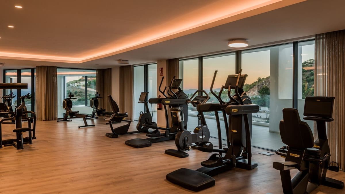3 sypialnia Apartament na sprzedaż w Ojen z basenem garażem - 2 300 000 € (Ref: 10120979)
