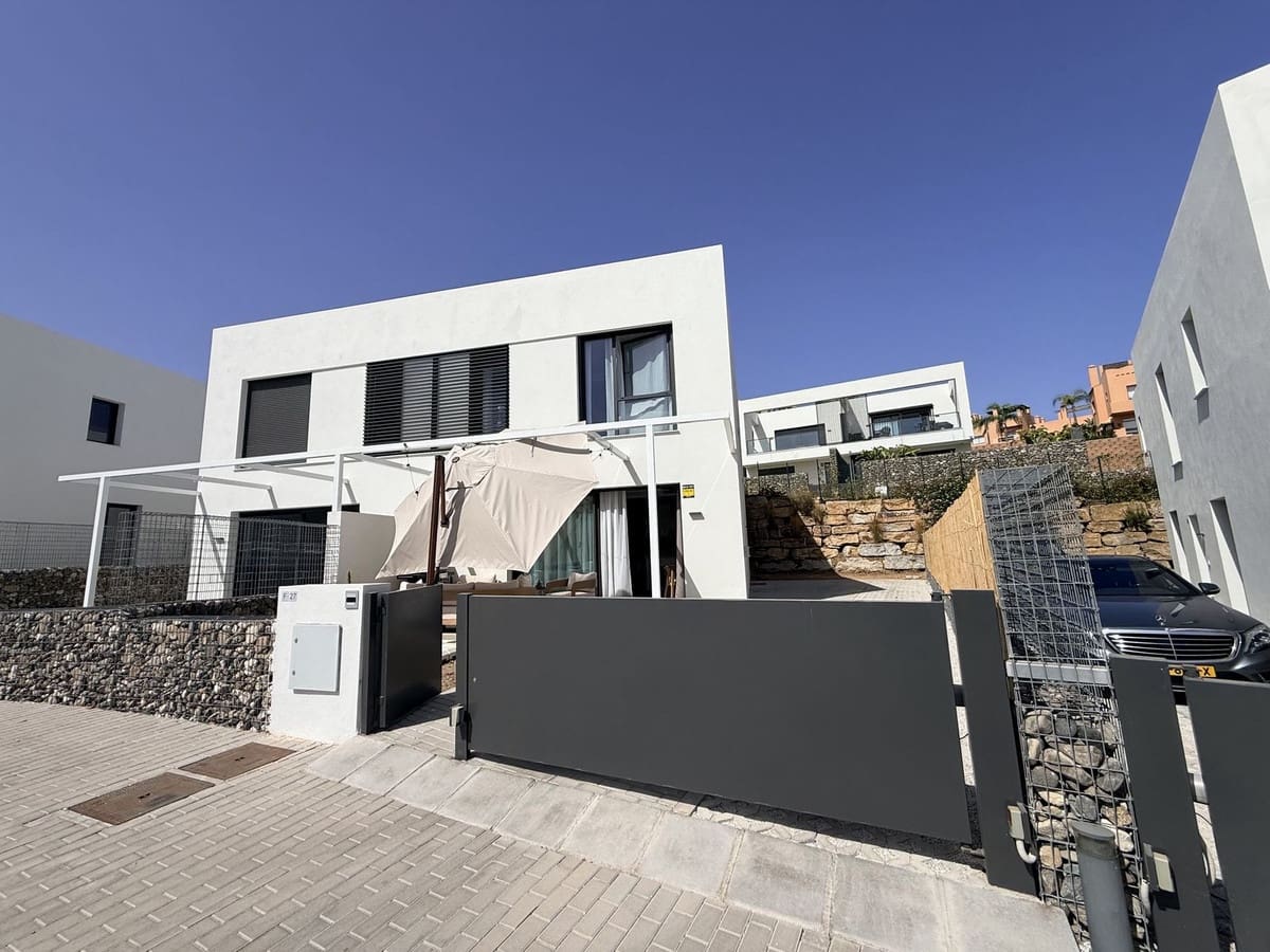 4 bedroom Semi-detached Villa for sale in Riviera del Sol with pool - € 770,000 (Ref: 10123428)