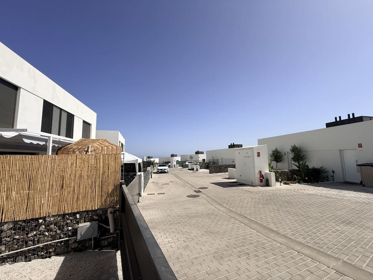4 bedroom Semi-detached Villa for sale in Riviera del Sol with pool - € 770,000 (Ref: 10123428)