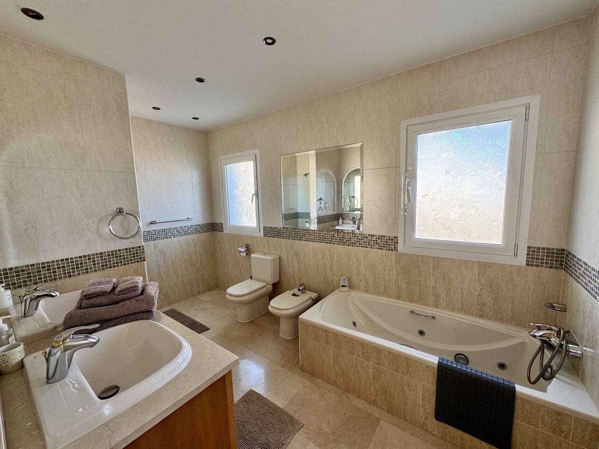 6 makuuhuone Huvila myytävänä paikassa Riviera del Sol mukana uima-altaan - 2 995 000 € (Ref: 10124826)