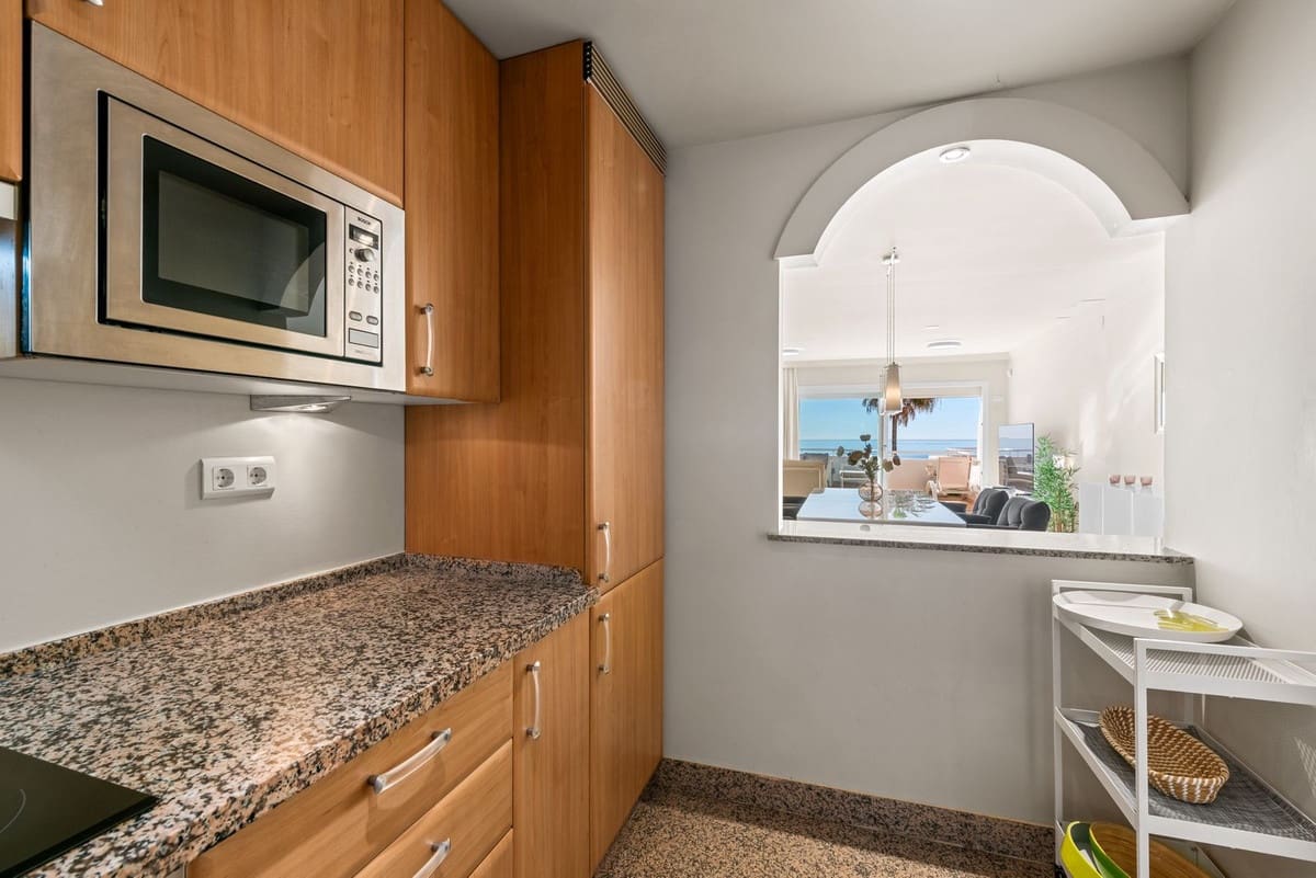 Apartamento de 2 habitaciones en Estepona en venta con piscina garaje - 695.000 € (Ref: 10124832)