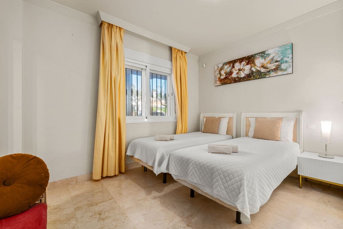 Apartamento de 2 habitaciones en Estepona en venta con piscina garaje - 695.000 € (Ref: 10124832)